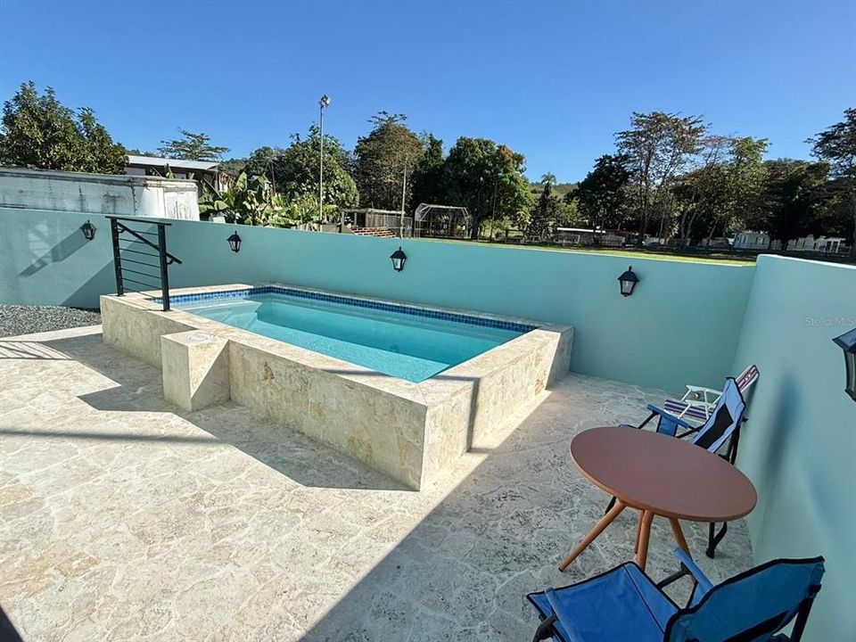 En Venta: $585,000 (4 camas, 2 baños, 2400 Pies cuadrados)