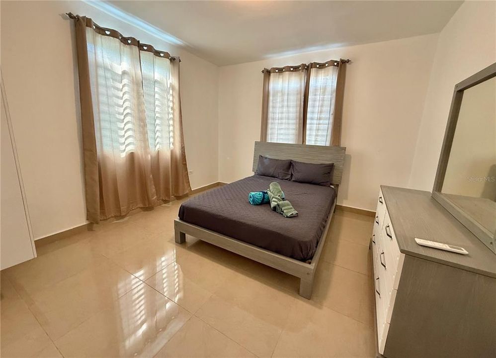 En Venta: $585,000 (4 camas, 2 baños, 2400 Pies cuadrados)