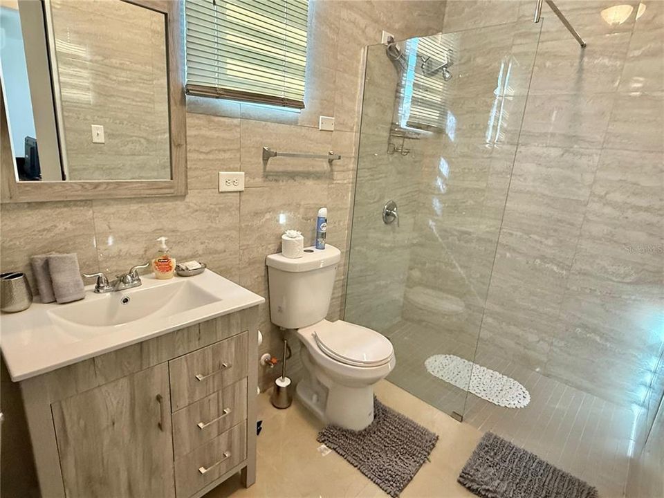 En Venta: $585,000 (4 camas, 2 baños, 2400 Pies cuadrados)