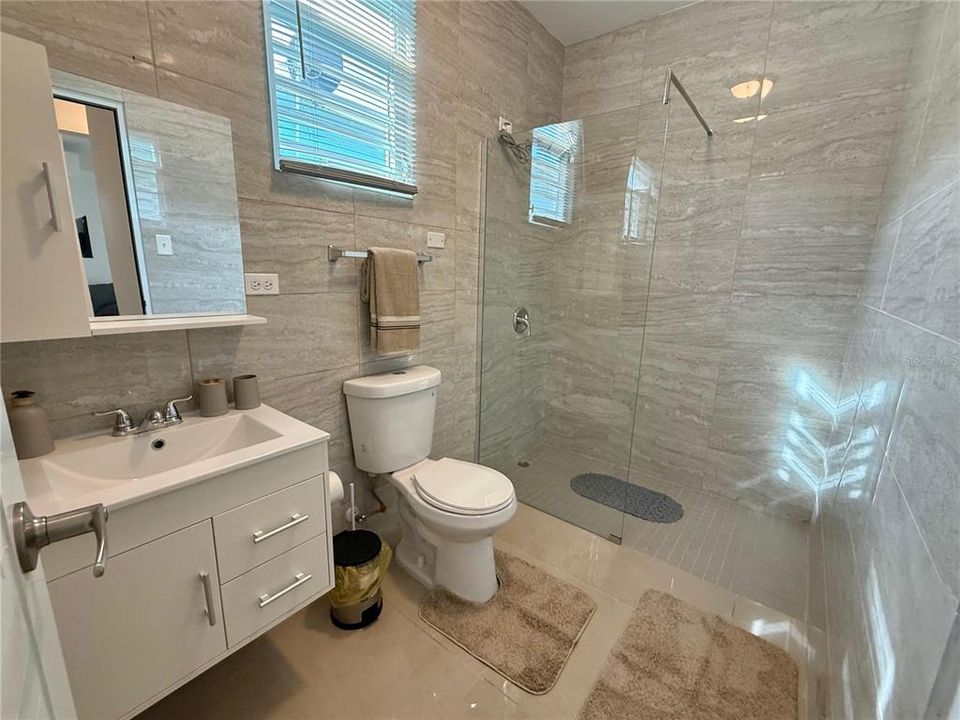 En Venta: $585,000 (4 camas, 2 baños, 2400 Pies cuadrados)