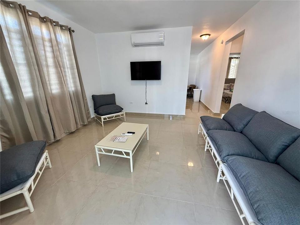 En Venta: $585,000 (4 camas, 2 baños, 2400 Pies cuadrados)