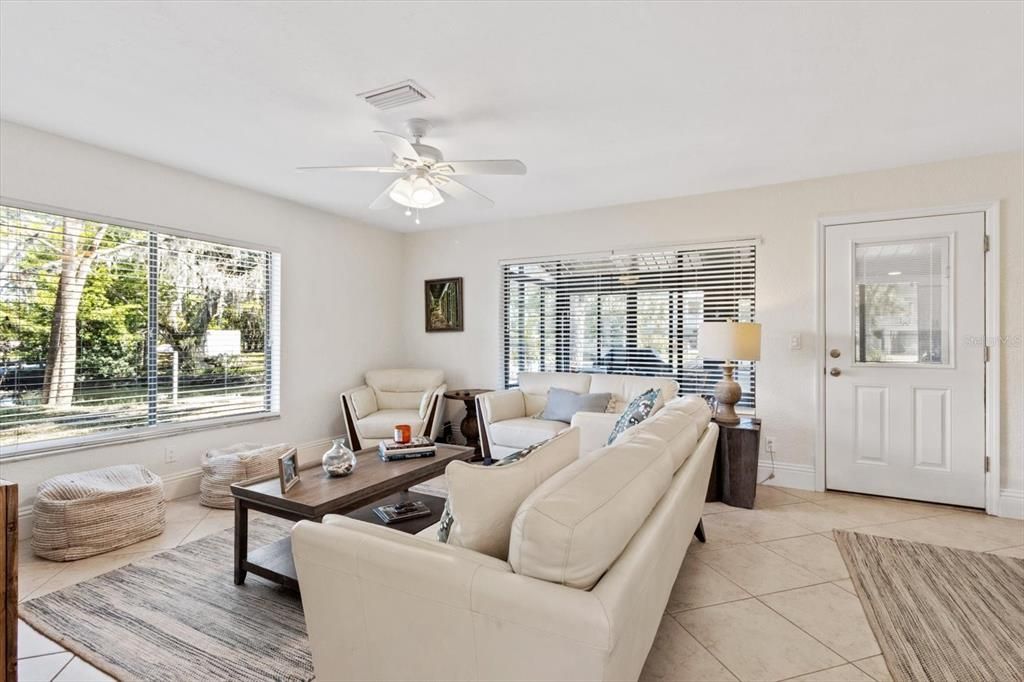 На продажу: $398,000 (3 спален, 2 ванн, 1551 Квадратных фут)