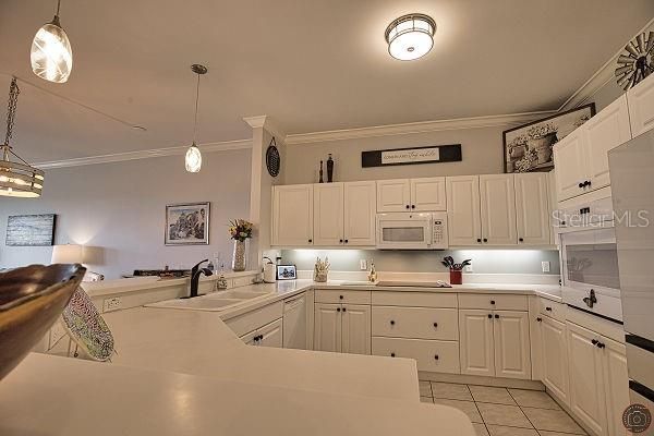 На продажу: $575,000 (2 спален, 2 ванн, 1688 Квадратных фут)