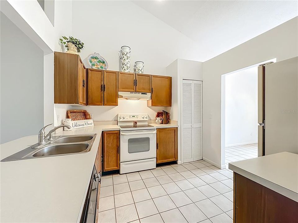 For Sale: $267,000 (2 beds, 2 baths, 1072 Square Feet)
