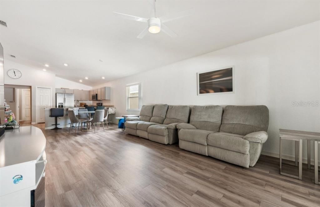 Activo con contrato: $295,000 (3 camas, 2 baños, 1482 Pies cuadrados)