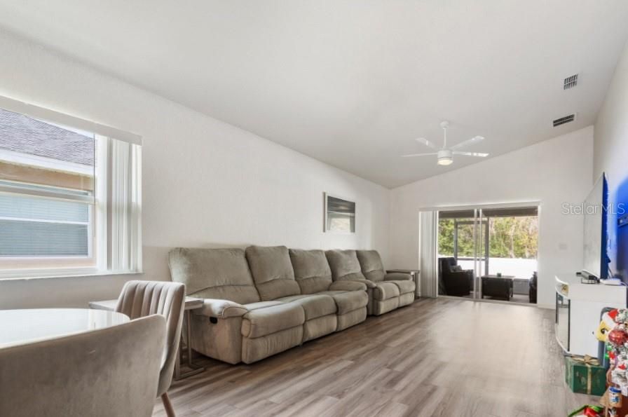 Activo con contrato: $295,000 (3 camas, 2 baños, 1482 Pies cuadrados)
