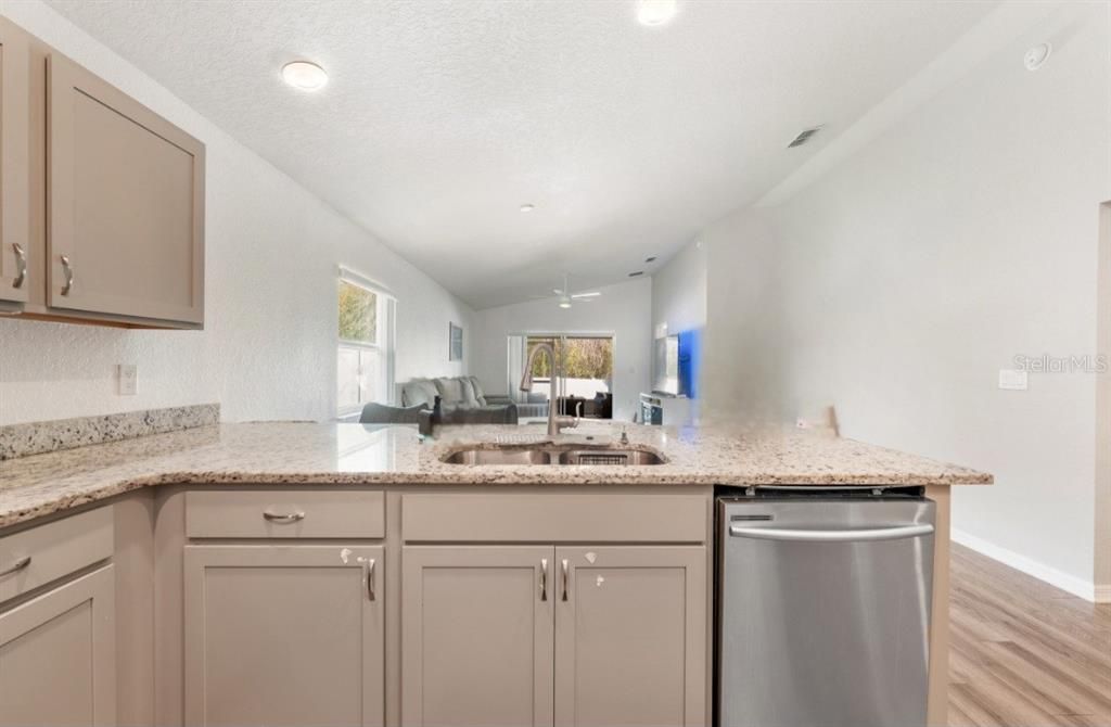 Activo con contrato: $295,000 (3 camas, 2 baños, 1482 Pies cuadrados)