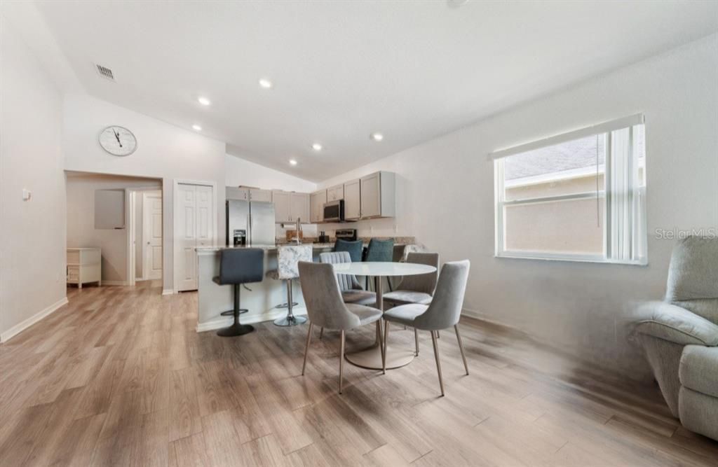 Activo con contrato: $295,000 (3 camas, 2 baños, 1482 Pies cuadrados)