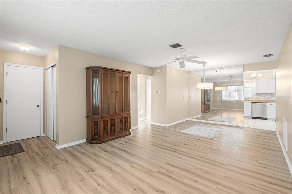 Active With Contract: $89,900 (1 beds, 1 baths, 902 Square Feet)