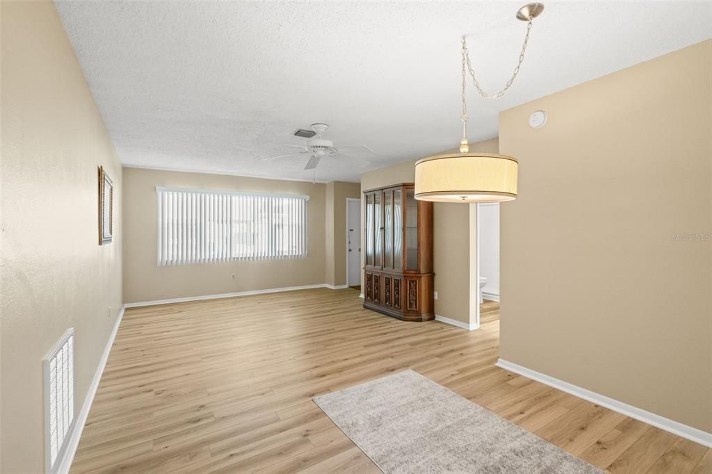 Active With Contract: $89,900 (1 beds, 1 baths, 902 Square Feet)