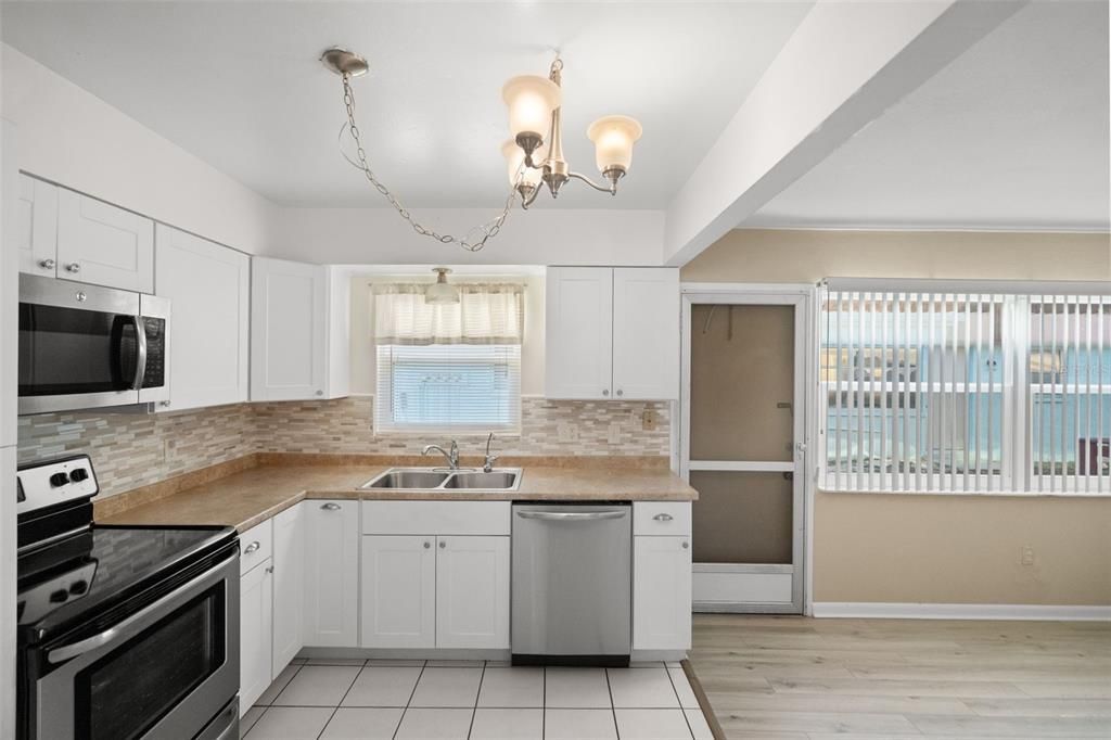 Active With Contract: $89,900 (1 beds, 1 baths, 902 Square Feet)