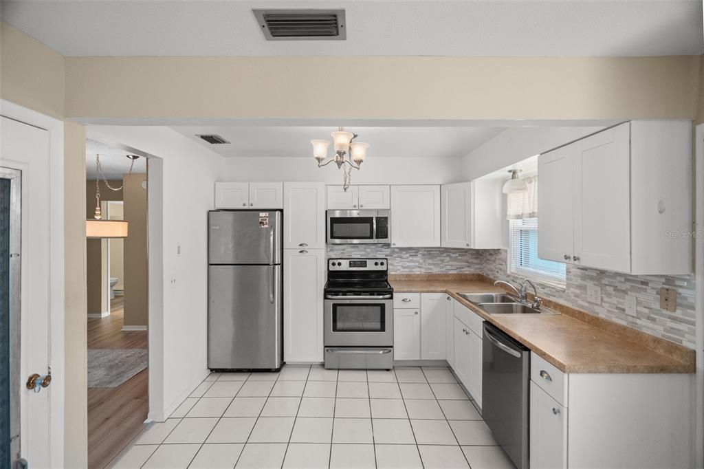 Active With Contract: $89,900 (1 beds, 1 baths, 902 Square Feet)