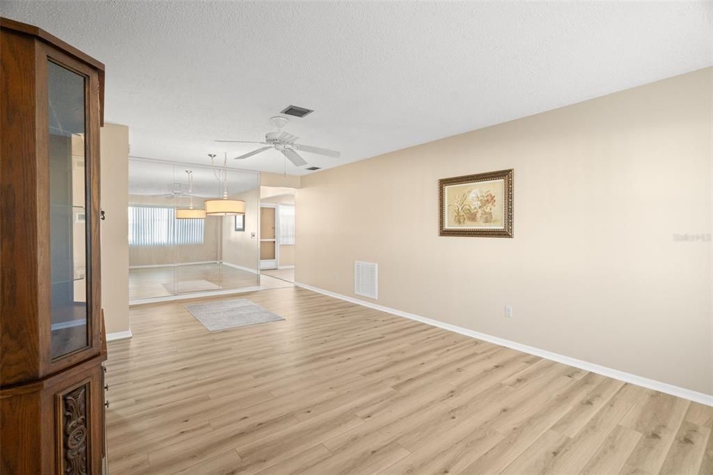 Active With Contract: $89,900 (1 beds, 1 baths, 902 Square Feet)