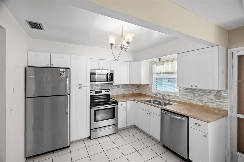 Active With Contract: $89,900 (1 beds, 1 baths, 902 Square Feet)