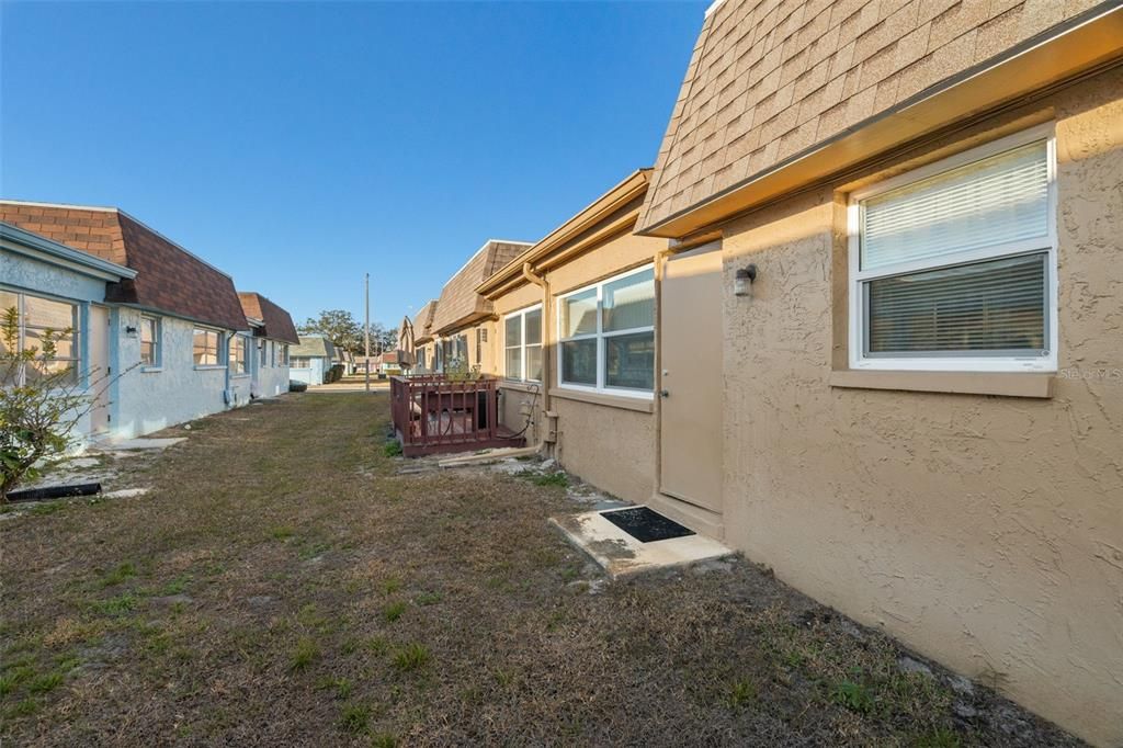 Active With Contract: $89,900 (1 beds, 1 baths, 902 Square Feet)