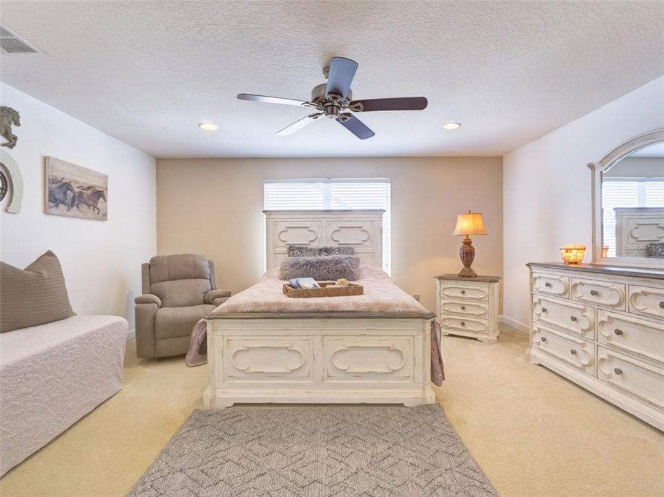 Activo con contrato: $509,900 (4 camas, 2 baños, 3472 Pies cuadrados)