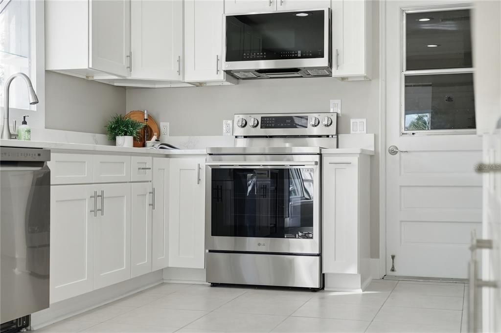 For Sale: $875,000 (2 beds, 2 baths, 1595 Square Feet)
