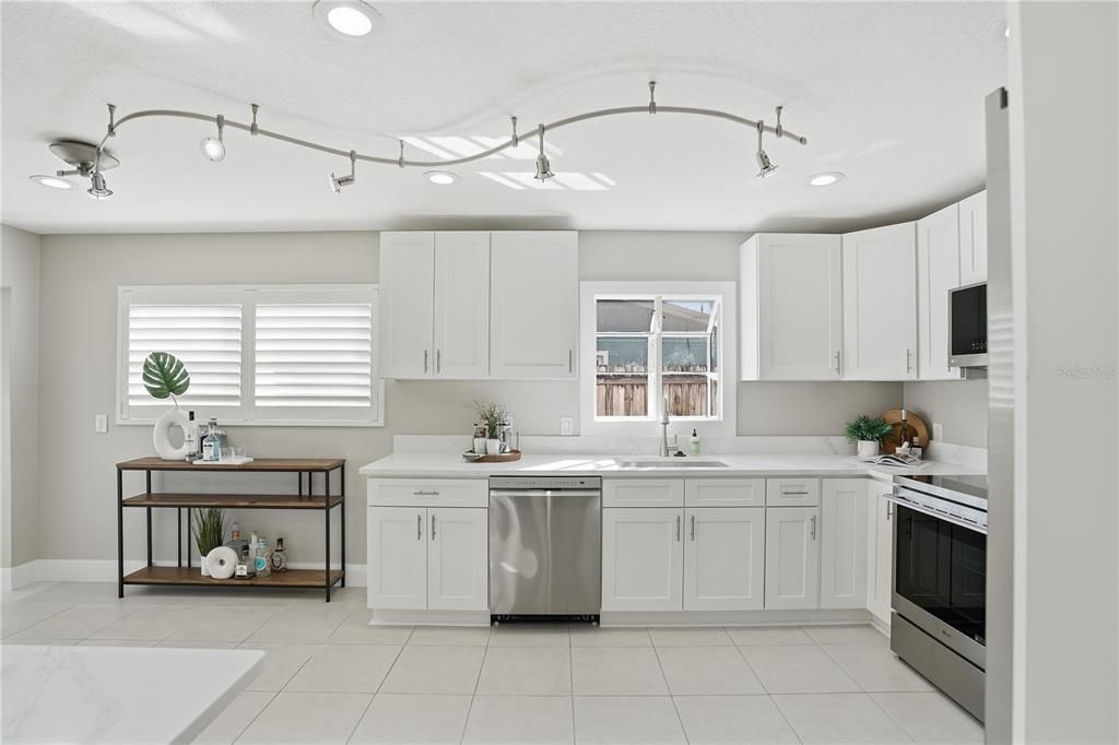 For Sale: $875,000 (2 beds, 2 baths, 1595 Square Feet)