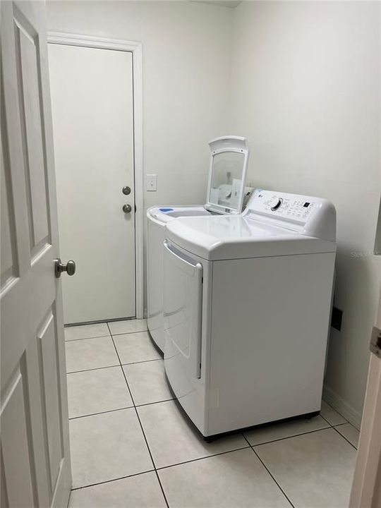 Activo con contrato: $2,600 (3 camas, 2 baños, 1298 Pies cuadrados)