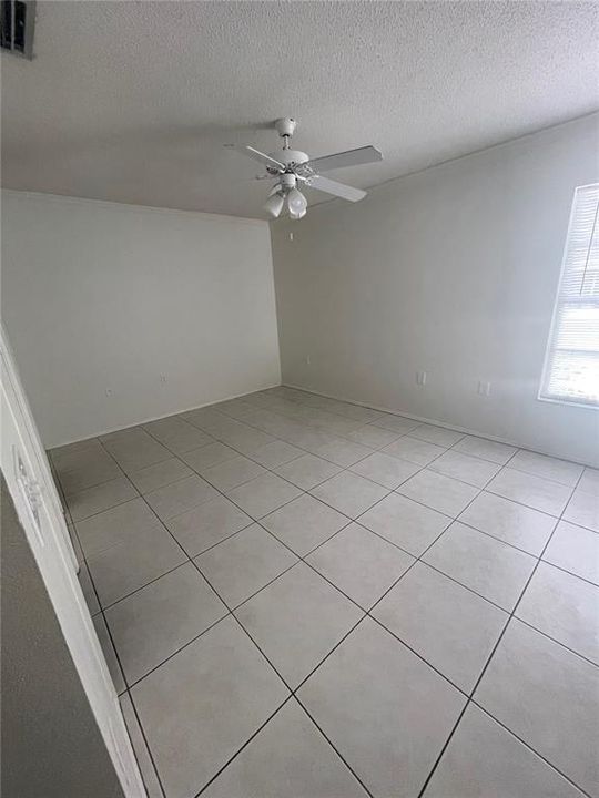 Activo con contrato: $2,600 (3 camas, 2 baños, 1298 Pies cuadrados)