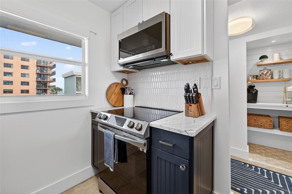 Active With Contract: $599,000 (2 beds, 2 baths, 992 Square Feet)