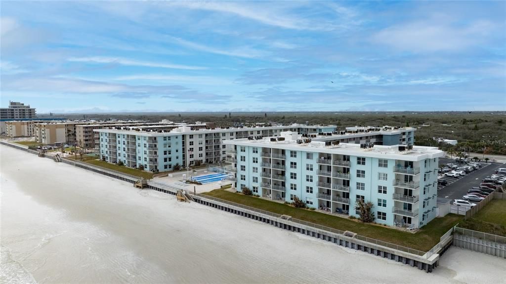 Active With Contract: $599,000 (2 beds, 2 baths, 992 Square Feet)