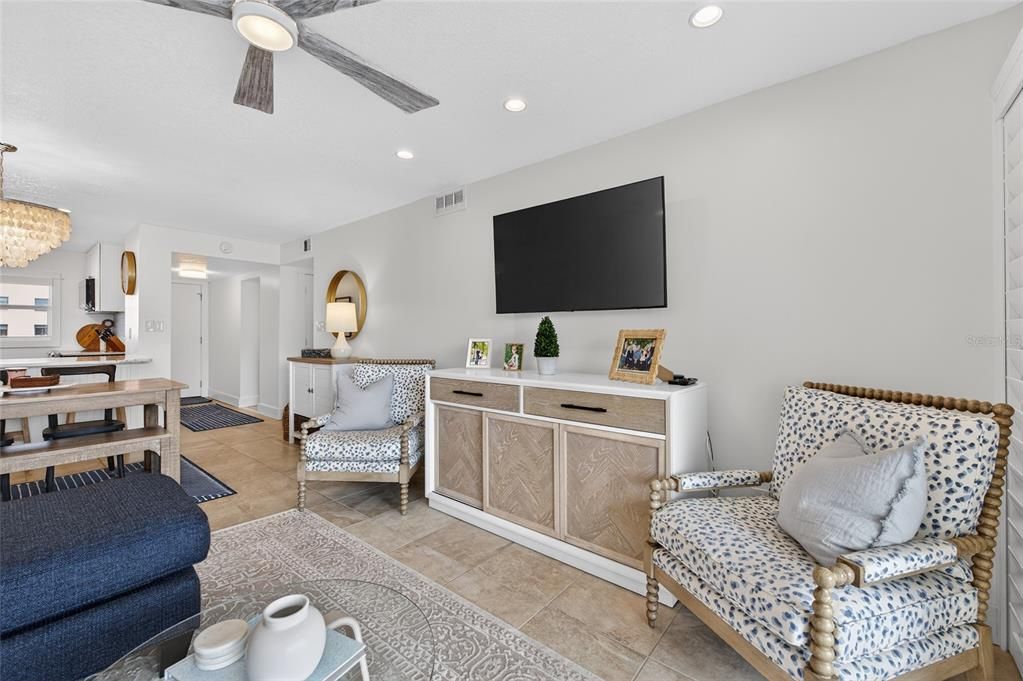 Active With Contract: $599,000 (2 beds, 2 baths, 992 Square Feet)