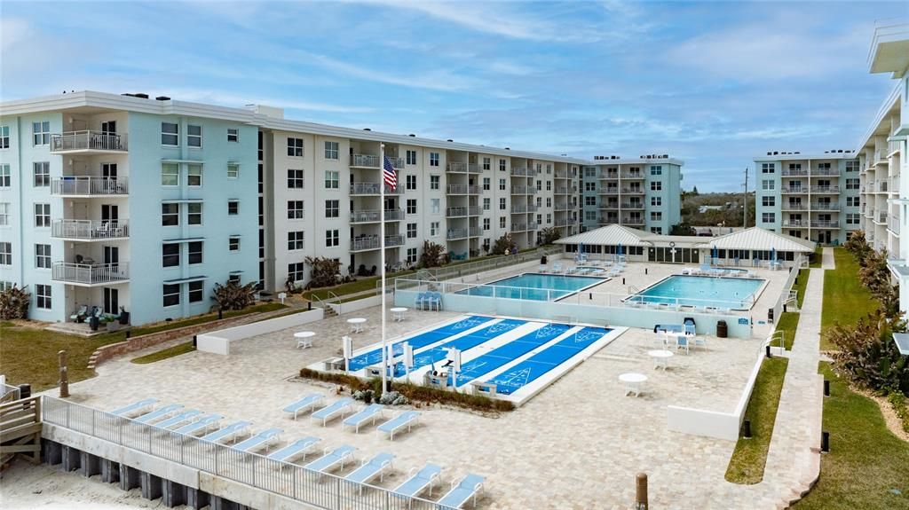 Active With Contract: $599,000 (2 beds, 2 baths, 992 Square Feet)
