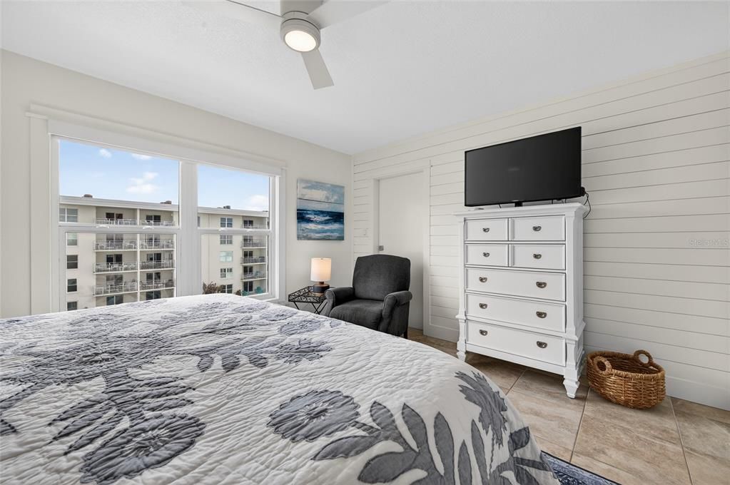Active With Contract: $599,000 (2 beds, 2 baths, 992 Square Feet)