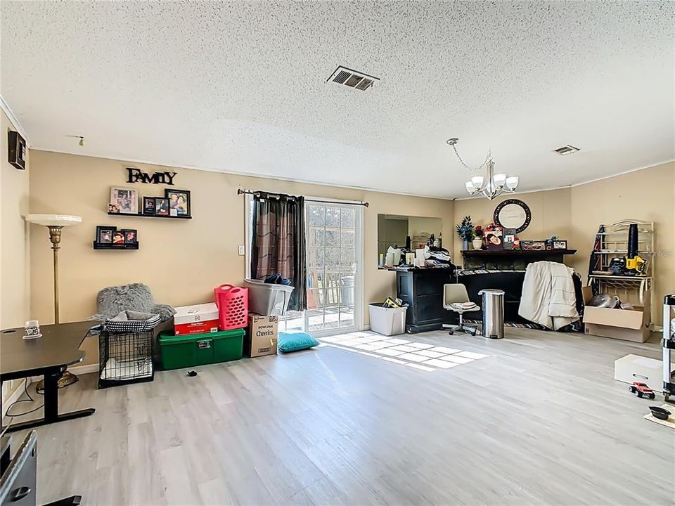 Activo con contrato: $204,900 (4 camas, 2 baños, 1728 Pies cuadrados)