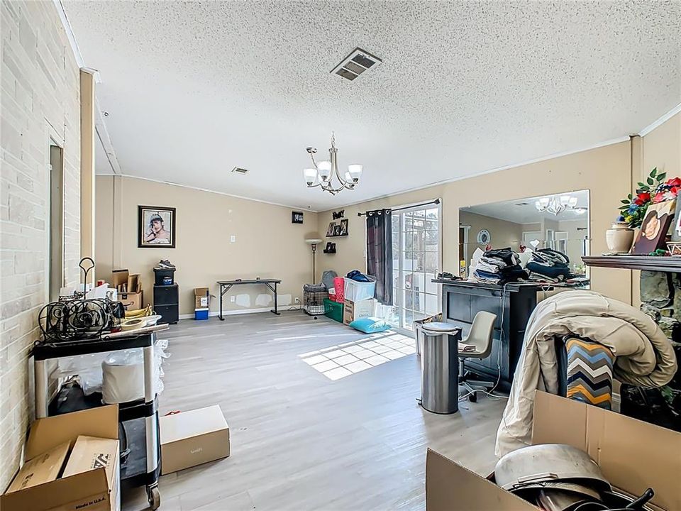 Activo con contrato: $204,900 (4 camas, 2 baños, 1728 Pies cuadrados)