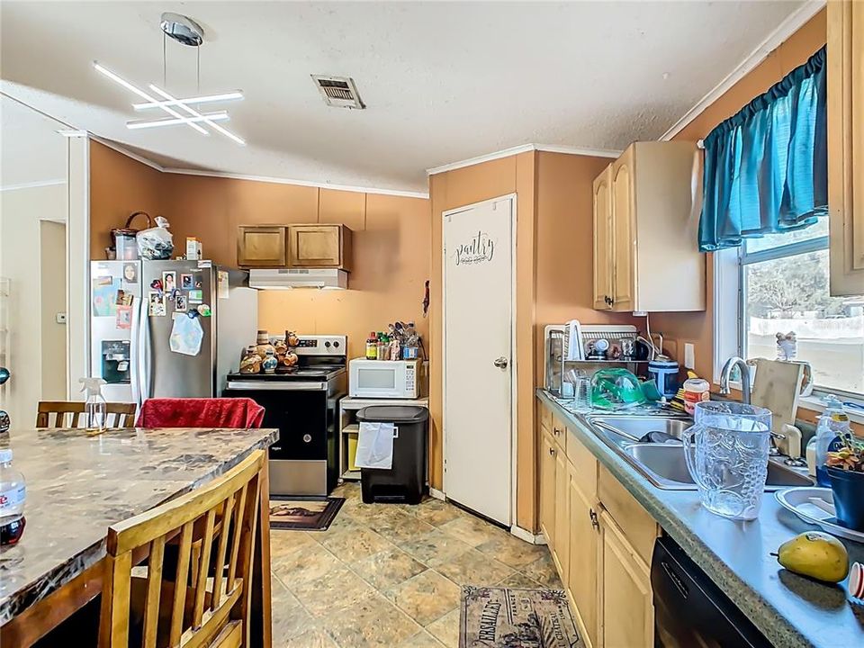 Activo con contrato: $204,900 (4 camas, 2 baños, 1728 Pies cuadrados)