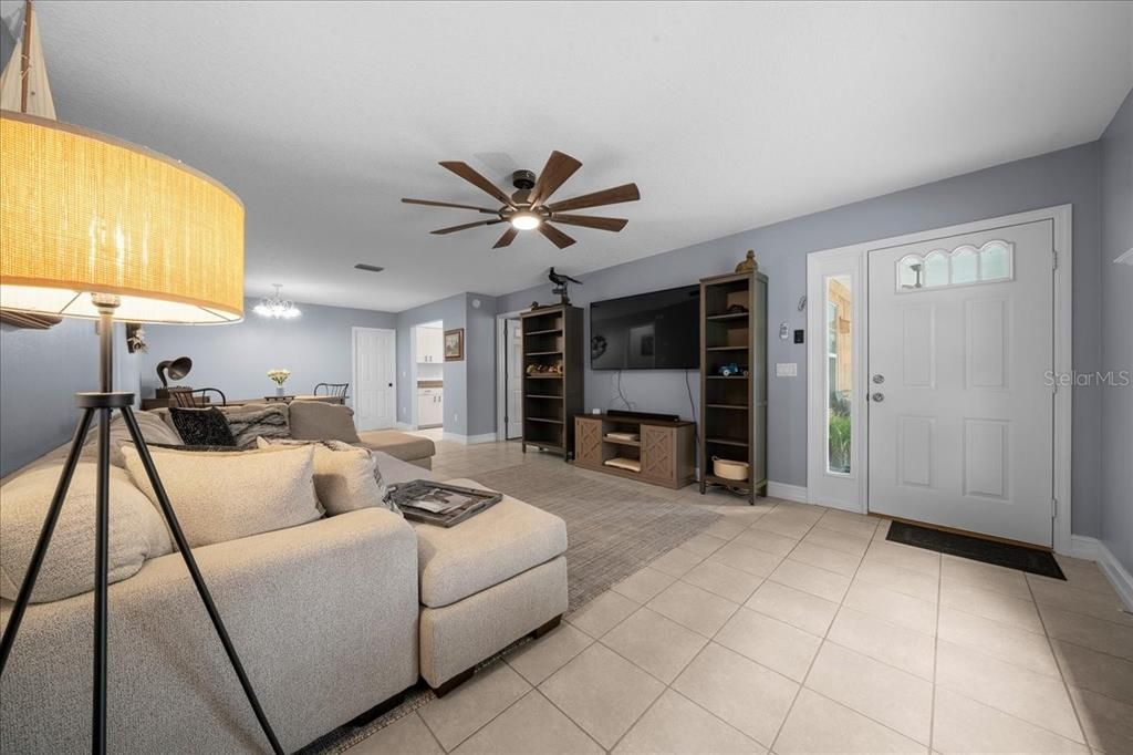 合同活跃: $300,000 (3 贝兹, 2 浴室, 1892 平方英尺)