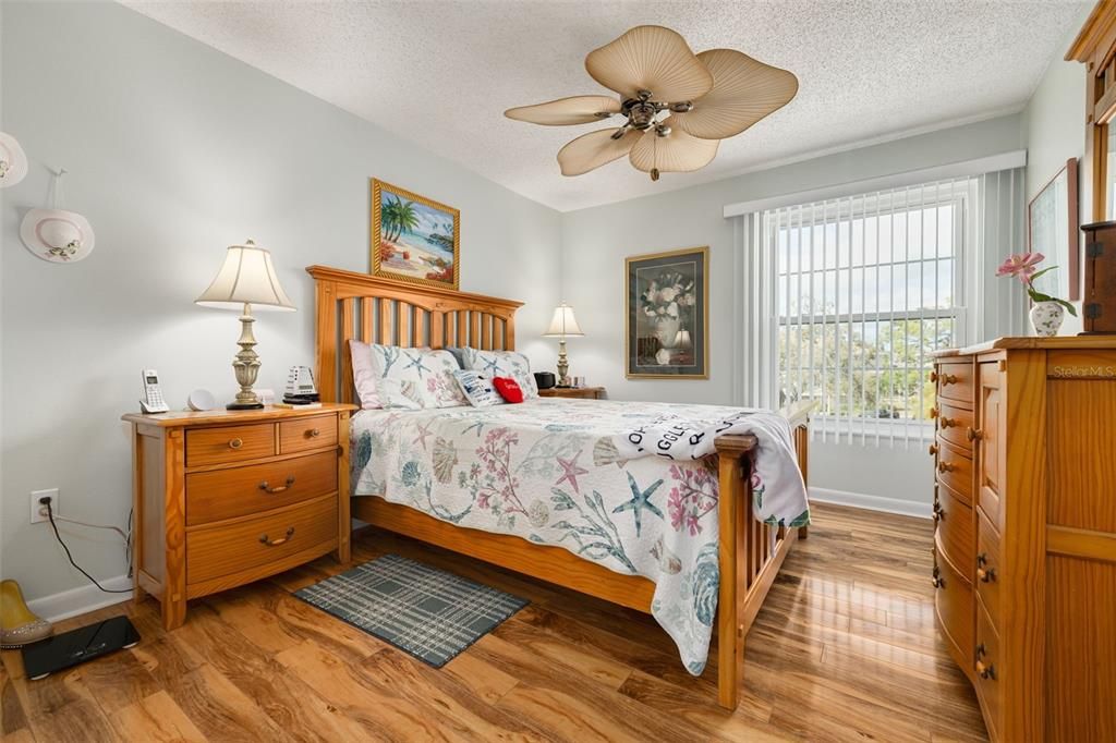 Под контрактом: $182,000 (2 спален, 1 ванн, 930 Квадратных фут)