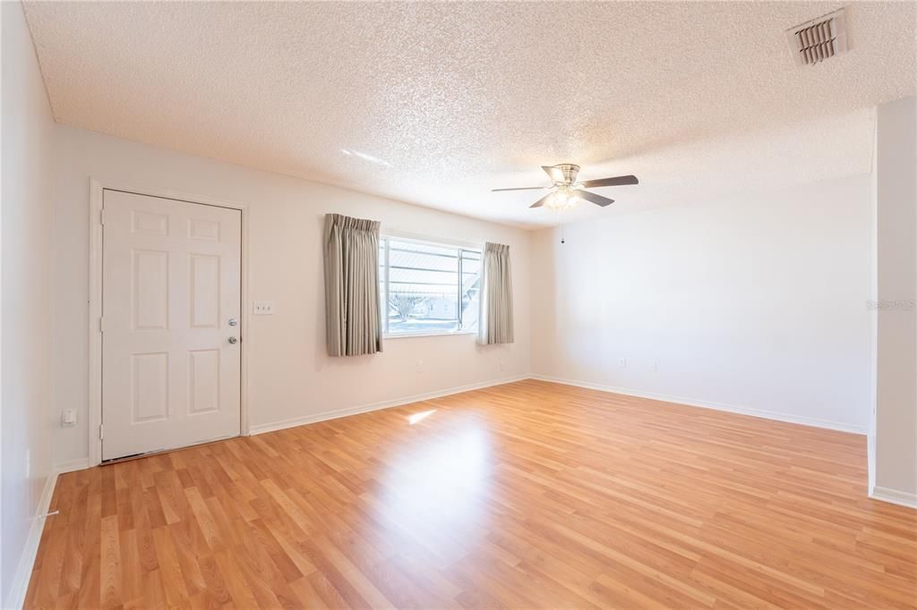 For Sale: $159,900 (2 beds, 2 baths, 1144 Square Feet)