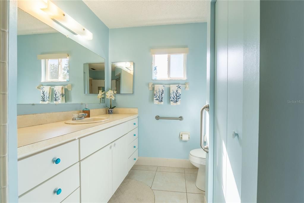 For Sale: $159,900 (2 beds, 2 baths, 1144 Square Feet)
