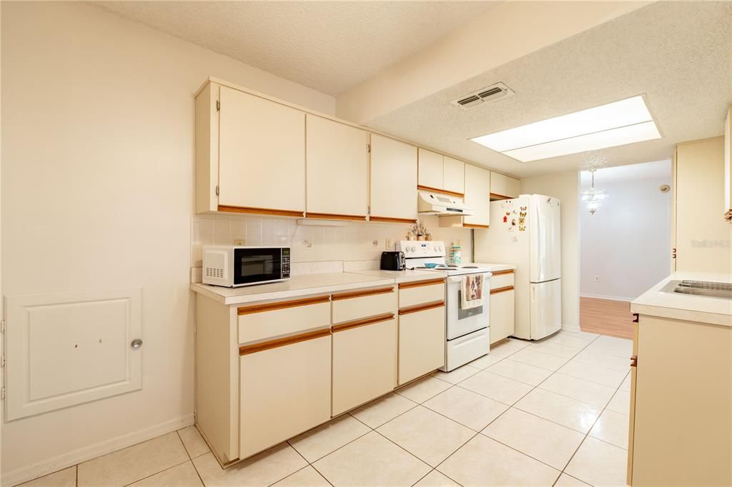 For Sale: $159,900 (2 beds, 2 baths, 1144 Square Feet)