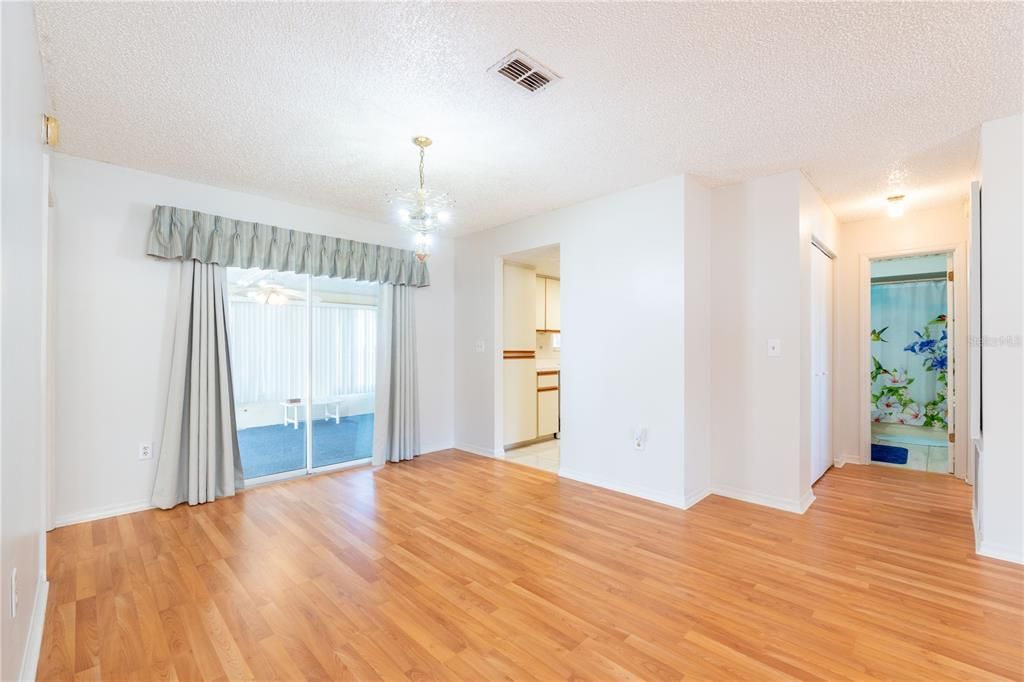 For Sale: $159,900 (2 beds, 2 baths, 1144 Square Feet)