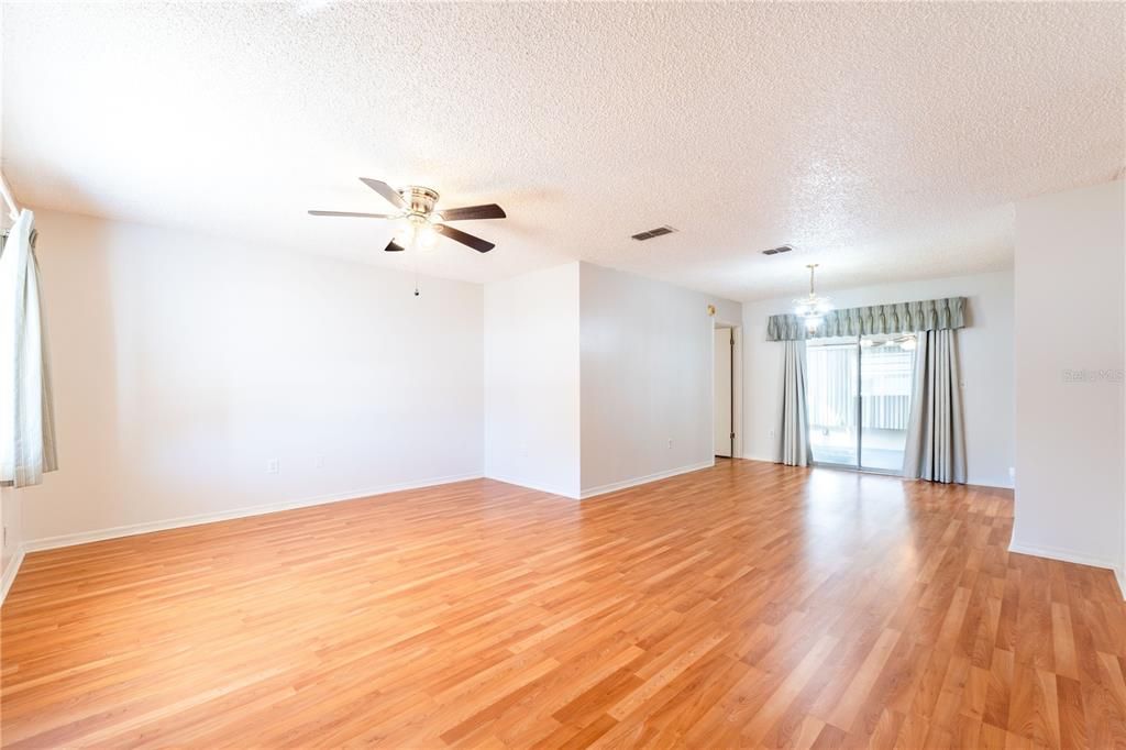 For Sale: $159,900 (2 beds, 2 baths, 1144 Square Feet)
