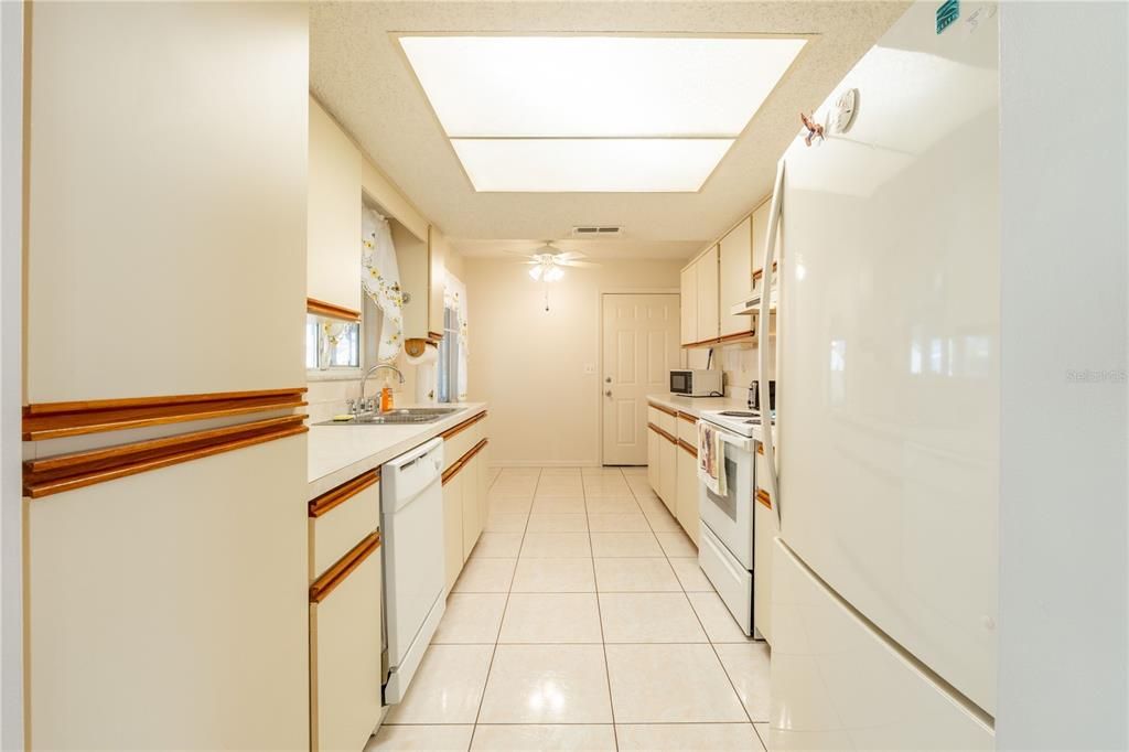 For Sale: $159,900 (2 beds, 2 baths, 1144 Square Feet)