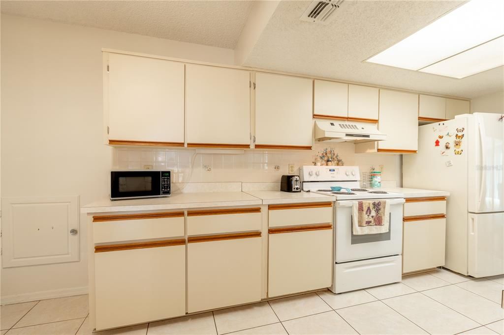 For Sale: $159,900 (2 beds, 2 baths, 1144 Square Feet)