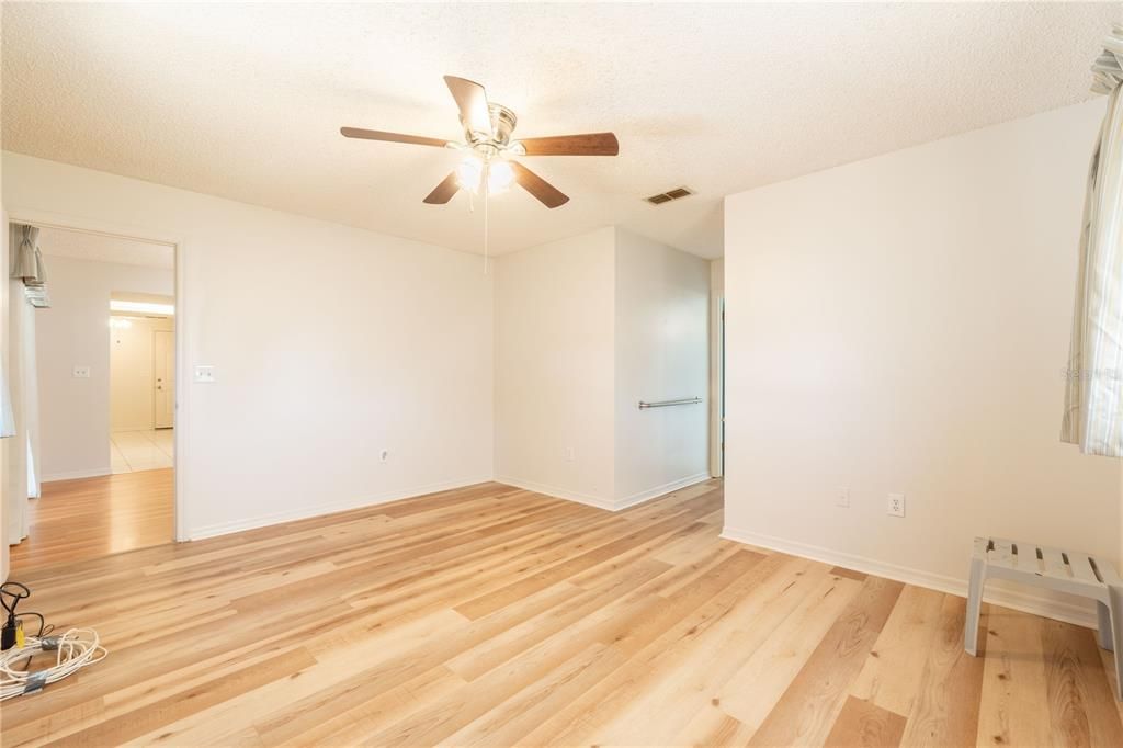 For Sale: $159,900 (2 beds, 2 baths, 1144 Square Feet)
