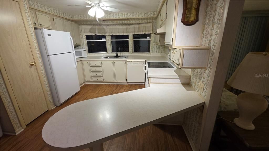 На продажу: $115,900 (2 спален, 2 ванн, 1144 Квадратных фут)