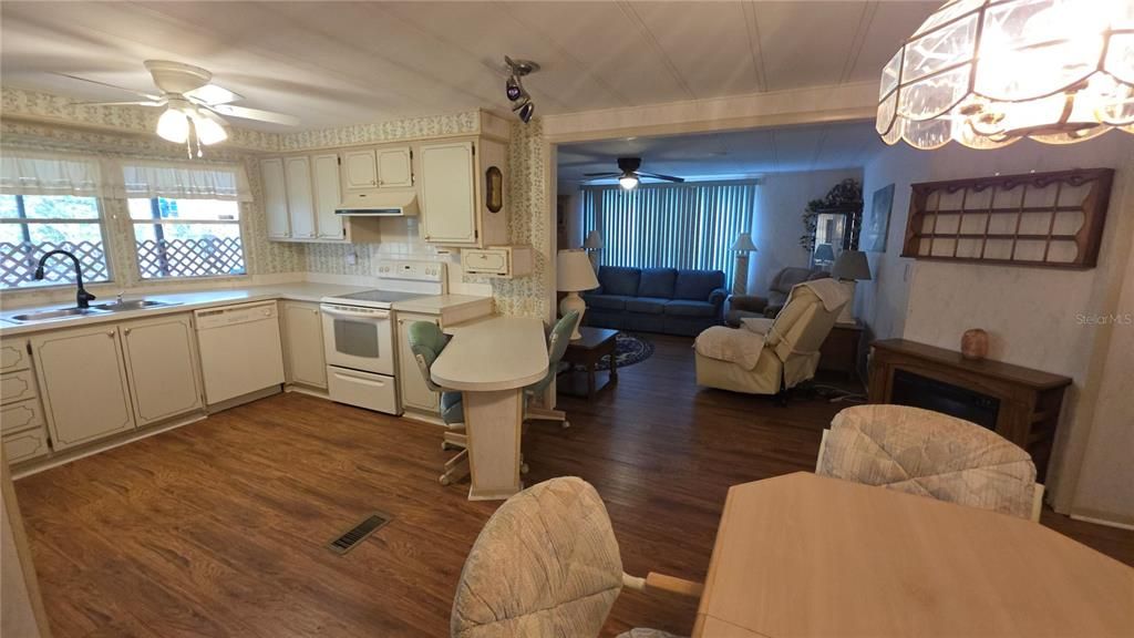 На продажу: $115,900 (2 спален, 2 ванн, 1144 Квадратных фут)