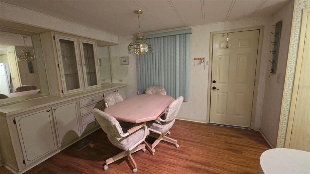 На продажу: $115,900 (2 спален, 2 ванн, 1144 Квадратных фут)