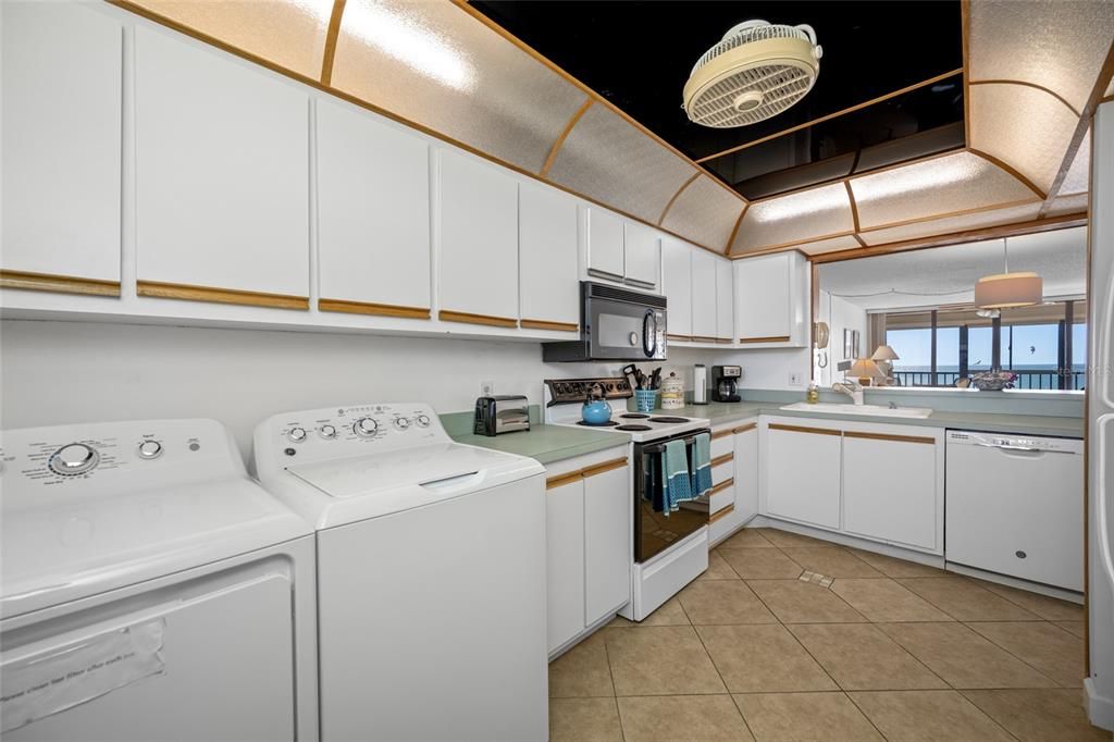 For Sale: $689,900 (2 beds, 2 baths, 1100 Square Feet)
