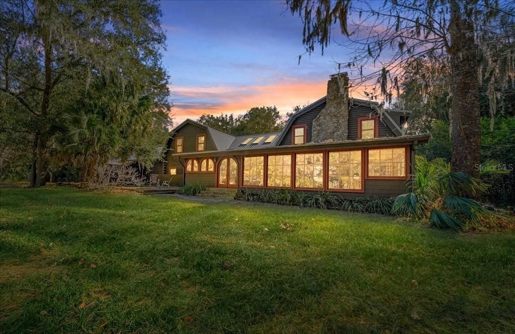 Vendido Recientemente: $1,150,000 (3 camas, 3 baños, 4500 Pies cuadrados)