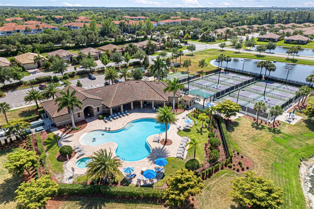 Под контрактом: $699,900 (4 спален, 3 ванн, 2402 Квадратных фут)