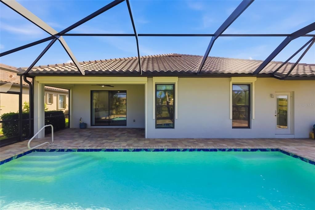 Под контрактом: $699,900 (4 спален, 3 ванн, 2402 Квадратных фут)