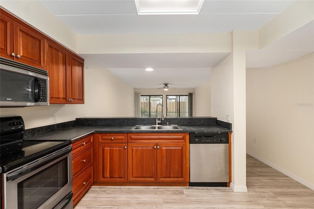 合同活跃: $210,000 (2 贝兹, 1 浴室, 1120 平方英尺)